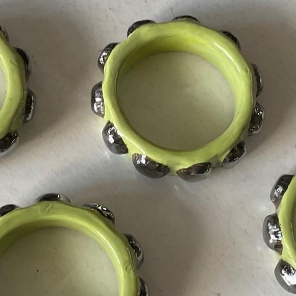 STUDIO B GREEN W/ SILVER NAPKIN RINGS - CONTEMPORARY NWB - Picture 3 of 7